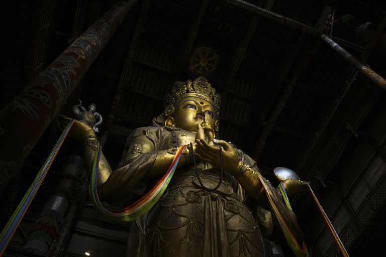  Avalokiteśvara, la estatua de interior más alta del mundo, con 26,5 metros de altura desde 1996, en el monasterio de Gandantegchinlen en Ulán Bator, Mongolia. (Chang W. Lee/The New York Times)