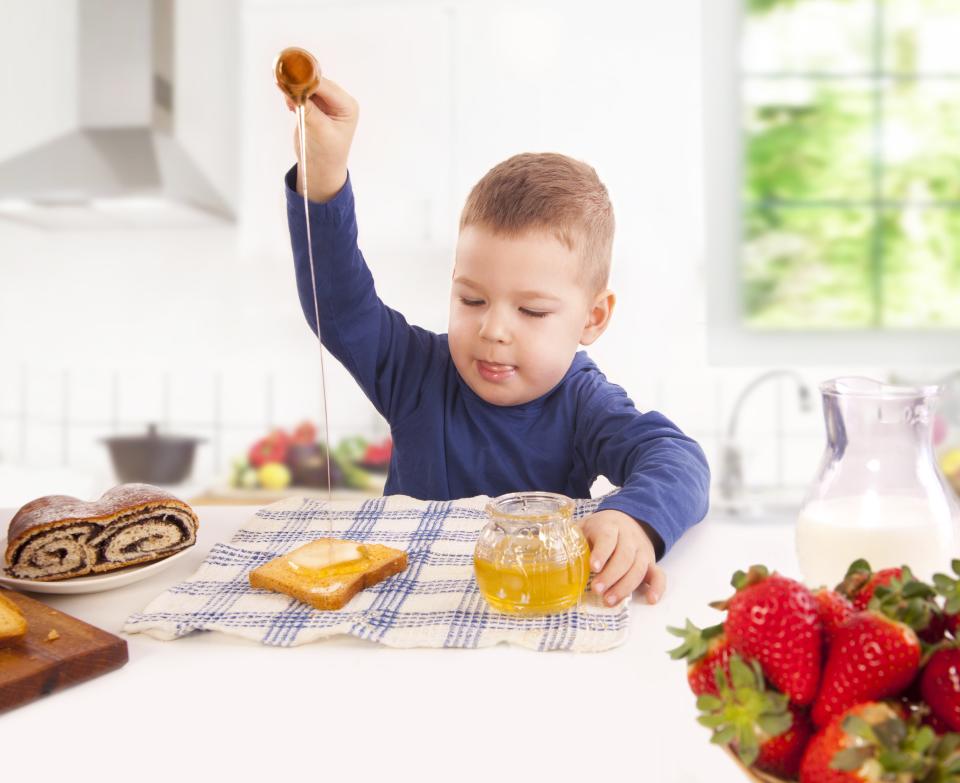 Nur Kinder, die älter als ein Jahr alt sind, sollten Honig essen. (Symbolbild: Getty Images)