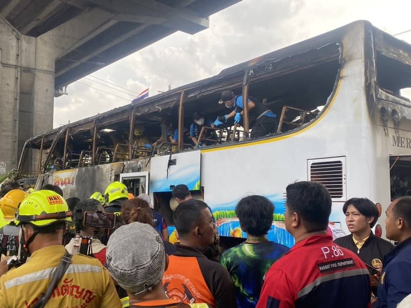 泰國遊覽車發生火燒車意外 泰國一輛載著44名學童和教師的遊覽車1日中午發生 火燒車意外。 （泰國交通部提供） 中央社記者呂欣憓曼谷傳真  113年10月1日 