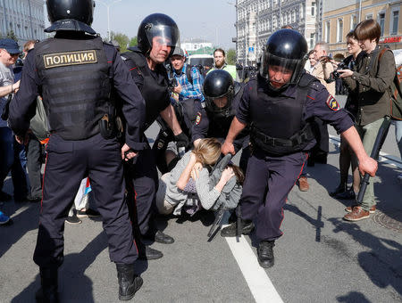Policemen detain opposition supporters during a protest ahead of President Vladimir Putin's inauguration ceremony, Moscow, Russia May 5, 2018. REUTERS/Tatyana Makeyeva