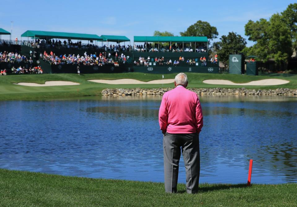 <p>Arnold Palmer of the United States standing watching the golf beside the 18th hole during the first round of the 2013 Arnold Palmer Invitational Presented by Mastercard at Bay Hill Golf and Country Club on March 21, 2013 in Orlando, Florida. (Photo by David Cannon/Getty Images) </p>