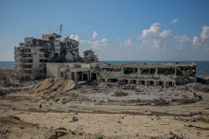 A picture provided on 4 February 2024 shows damage in the area of Al-Maqousi Towers, Al-Mashtal Hotel, and Al-Khalidi Mosque after the Israeli army withdrew from north of Gaza City. Omar Ishaq/dpa