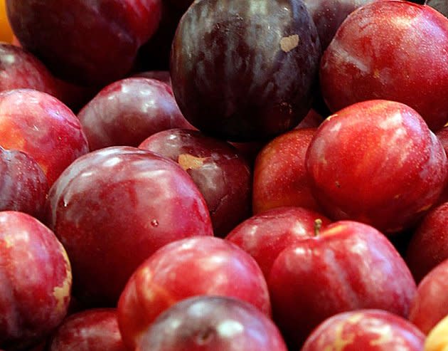 6/ Une envie de fruit ? Jetez-vous sur les prunes qui sont faibles en calories. Une prune contient 50 calories pour 100 grammes et contribue également à réguler le transit intestinal.