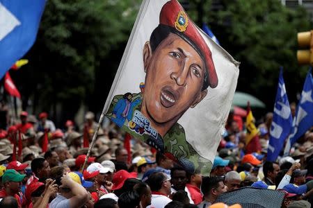Pro-government supporters holding an image of Venezuela's late President Hugo Chavez attend a march in Caracas, Venezuela August 7, 2017. REUTERS/Ueslei Marcelino