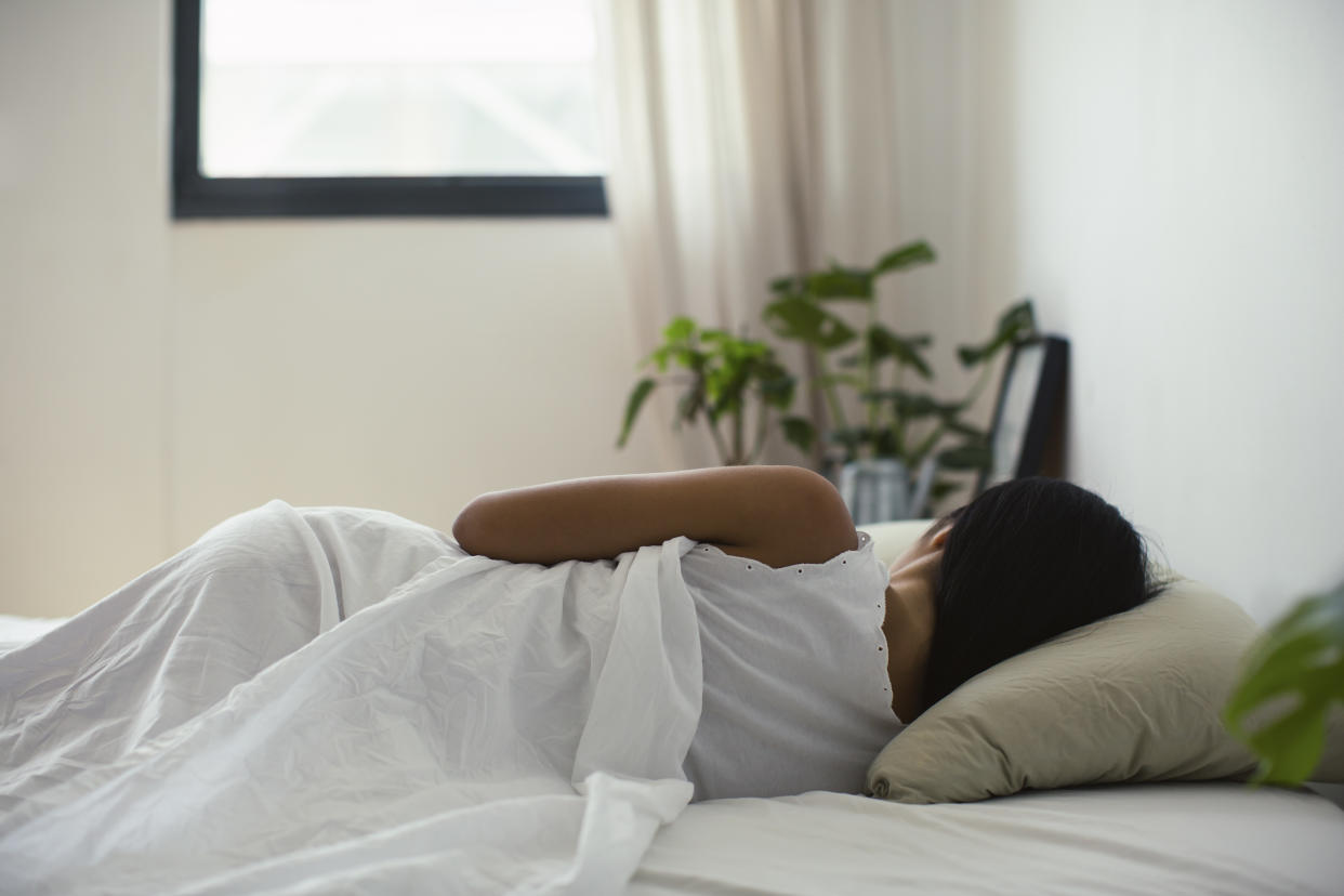 Can taping your mouth at night help you get a better night of sleep? Here's what experts have to say. (Photo: Getty)