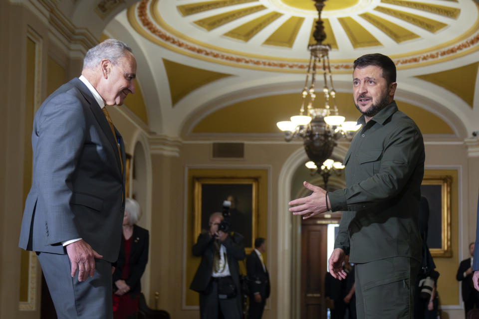 Wolodymyr Selenskyj spricht mit Chuck Schumer, Mehrheitsführer im Senat der USA. (Bild: Mark Schiefelbein/AP/dpa)