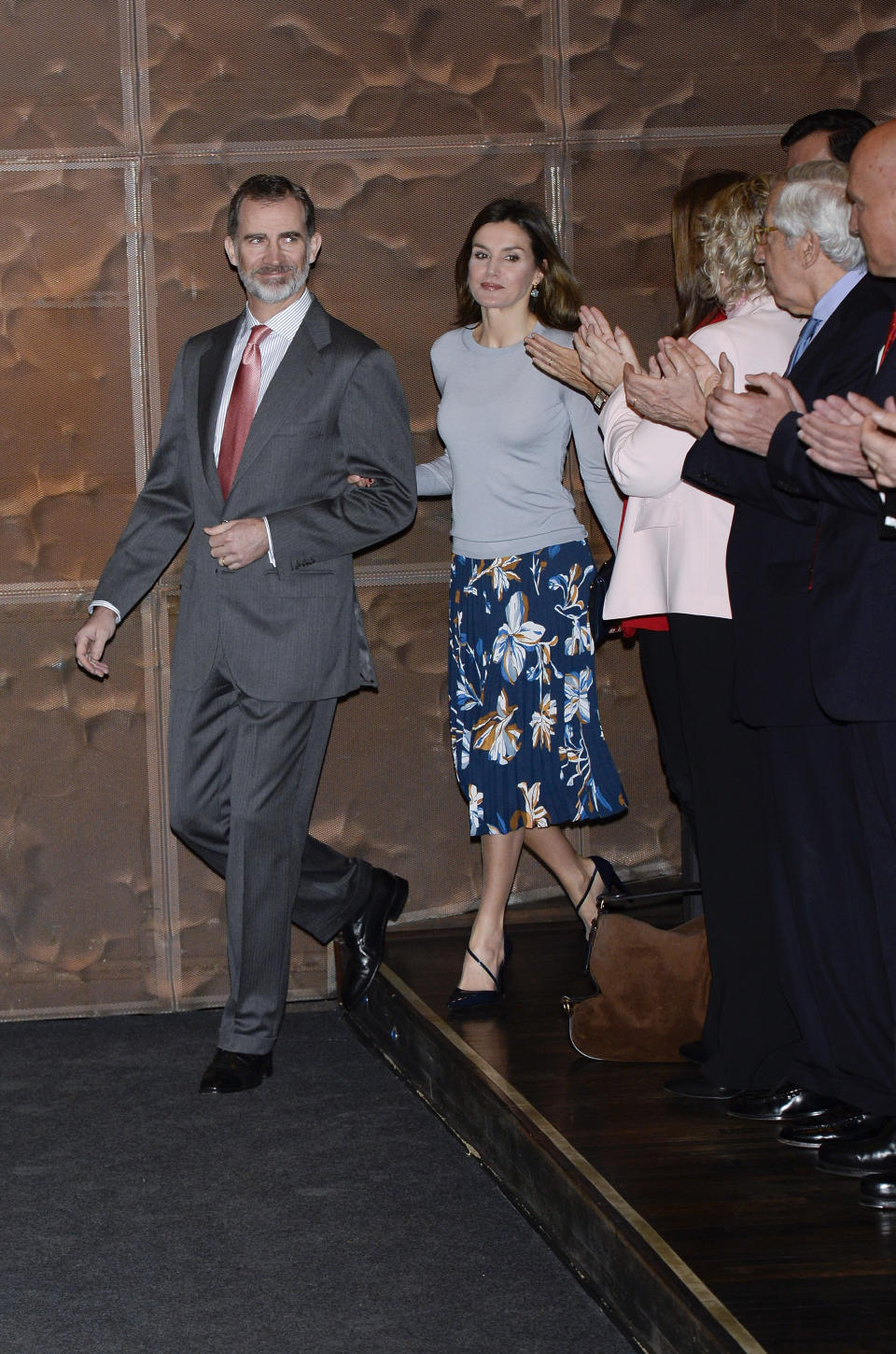 <p>La Reina Letizia apareció en el evento ‘La Caixa’ Scholarships, en Madrid, con una sencilla falda de estampado de mariposas y suéter gris/Getty Images </p>