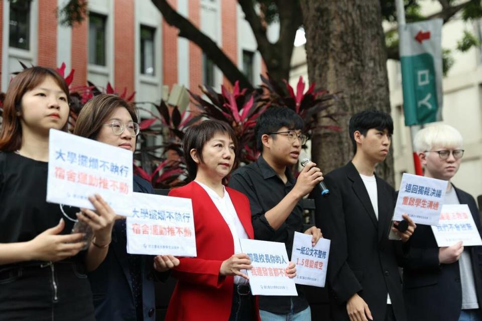 台北大學宿舍搬遷爭議延燒，台北大學學生會及台灣學生聯合會今（8）日在立委范雲、立委陳培瑜的陪同下，於教育部前舉行記者會。   圖：取自范雲臉書