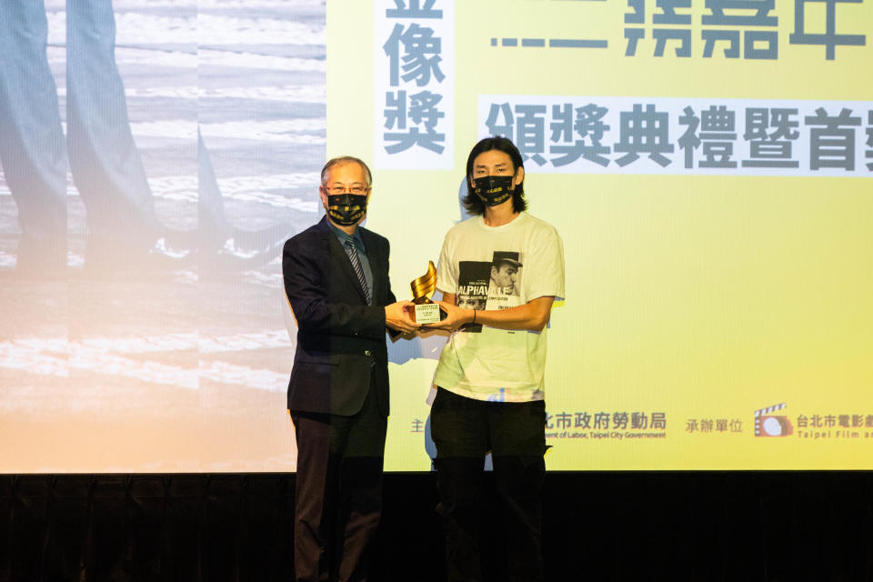 江明志副局長頒首獎予《以啟山林》許鴻財導演。（圖片提供：電影戲劇業職業工會）