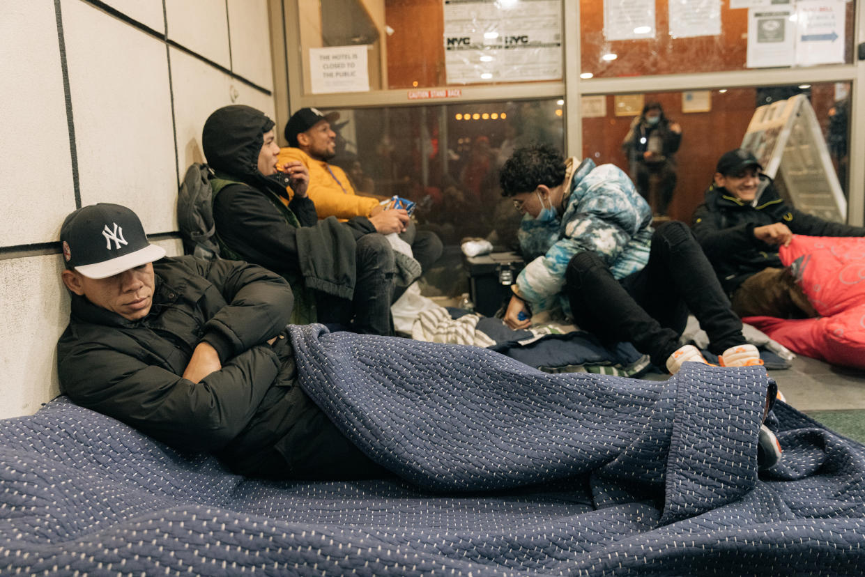 Migrantes duermen en el suelo en el Hotel Watson en Midtown Manhattan como protesta contra ser enviados a un refugio en una terminal de cruceros en Brooklyn, el 29 de enero de 2023. (Jeenah Moon/The New York Times).