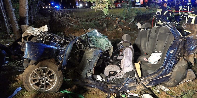 Einsatzkräfte der Feuerwehr arbeiten an einer Unfallstelle. Bei einem schweren Verkehrsunfall auf der A24 im Kreis Ostprignitz-Ruppin in Brandenburg sind drei Menschen ums Leben gekommen.<span class="copyright">dpa</span>