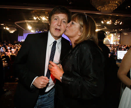 FILE PHOTO: British singer Paul McCartney gets a kiss on the cheek by actress Penny Marshall at the 2009 Grammy Salute to Industry Icons event, honoring Clive Davis in Beverly Hills, California February 7, 2009. REUTERS/Mario Anzuoni/File Photo