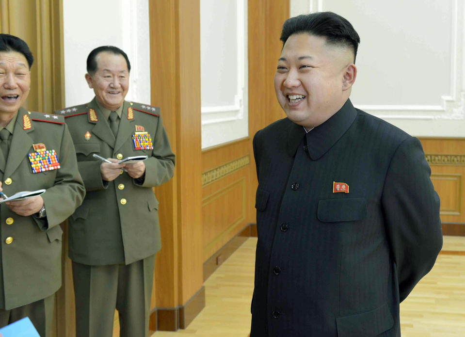 El líder norcoreano Kim Jong-Un (d) en una foto difundida el 12 de marzo de 2014 (KCNA/AFP | KCNA VIA KNS)