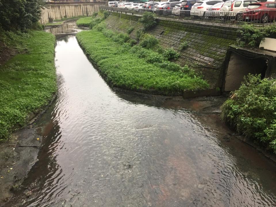 瓦磘溝上游子溝完成，可加速水流有助改善積水惡臭。   圖：新北市水利局提供