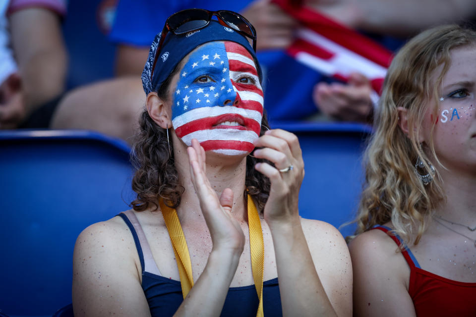 Kibic drużyny USA wiwatuje podczas meczu o złoty medal kobiet pomiędzy Brazylią a USA podczas Igrzysk Olimpijskich w Paryżu w 2024 r. w Parc des Princes, 10 sierpnia 2024 r. w Paryżu, Francja. (Zdjęcie: Ayman Arif/Nour Zdjęcie za pośrednictwem Getty Images)