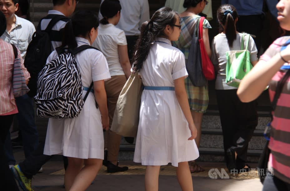 鑑於2019年冠狀病毒疾病疫情未散，香港當局再度延遲中小學和幼稚園開學時間至3月16日。圖為香港中學生。（資料照片）
