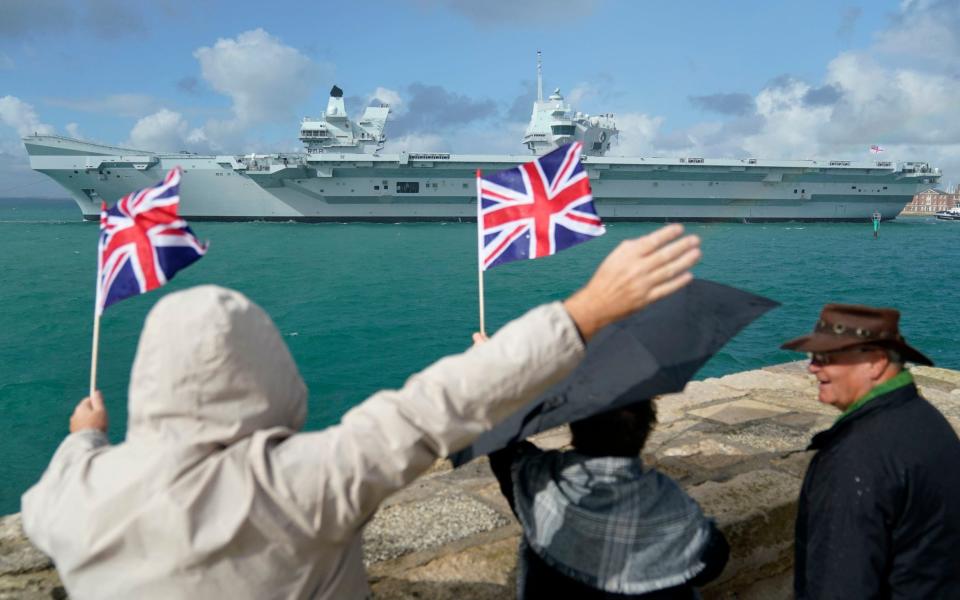 The Royal Navy aircraft carrier and flagship HMS Queen Elizabeth leaves Portsmouth for the United States - Andrew Matthews /PA