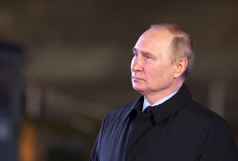 El presidente ruso, Vladimir Putin, recorre un museo interactivo al aire libre para conmemorar el 81º aniversario del desfile militar del 7 de noviembre de 1941, en la Plaza Roja de Moscú el 8 de noviembre de 2022.