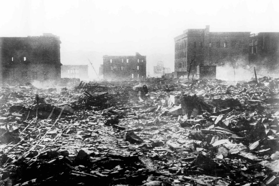 Escombros humean el 7 de agosto de 1945 en Hiroshima, un día después de haber sido arrasada por una bomba atómica estadounidense.  (AP Photo)