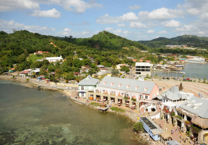 Roatan: Drunken beach parties and booze cruises. (Photo: iStock)