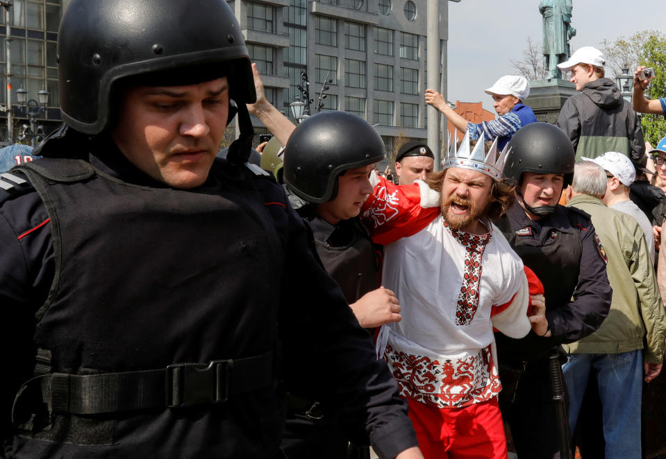 <p>Policemen detain an opposition supporter during a protest ahead of President Vladimir Putin’s inauguration ceremony, Moscow, Russia May 5, 2018. (Photo: Tatyana Makeyeva/Reuters) </p>