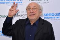 Auch Danny DeVito darf sich Promi-Amor nennen: Auf einem Filmfestival machte er 1998 zwei Schauspieler miteinander bekannt, die zwei Jahre später heiraten sollten. Dabei handelte es sich um ... (Bild: Getty Images / Anthony Harvey)