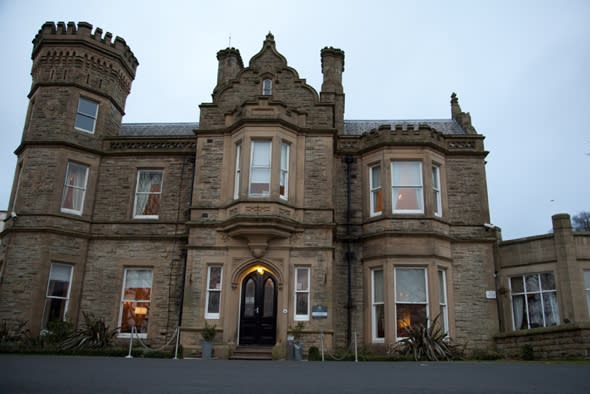 Wedding ends in mass brawl at historic country hotel