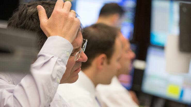 Händler sitzen im Saal der Börse an ihren Monitoren. Laut Anlegerstimmung dürften die Kurse am deutschen Aktienmarkt bald wieder fallen. Foto: dpa