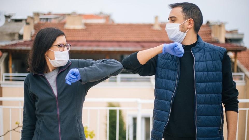 Jóvenes saludándose con el codo