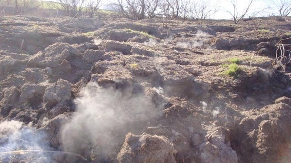 Terreno del que sale humo