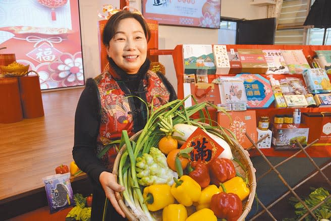 花蓮縣長徐榛蔚表示，年貨大街嚴選各樣商品，歡迎民眾到場採辦年貨。（王志偉攝）