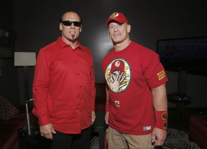 Sting (izq.) junto al también luchador John Cena (Todd Williamson/Invision for 2K/AP Images)