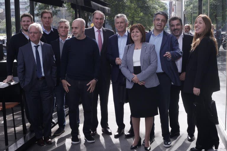 Sonrisas tras un almuerzo. Antes, Macri se había mostrado molesto ante decisiones promovidas por el kirchnerismo que suman al gasto público.