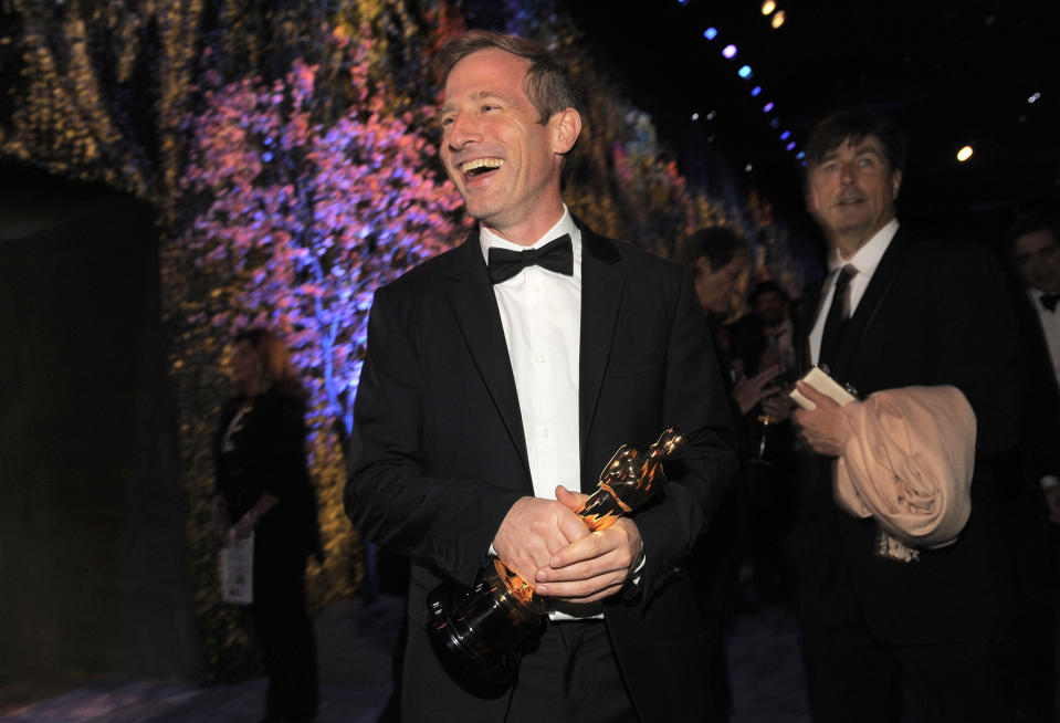 Spike Jonze holds his Oscar