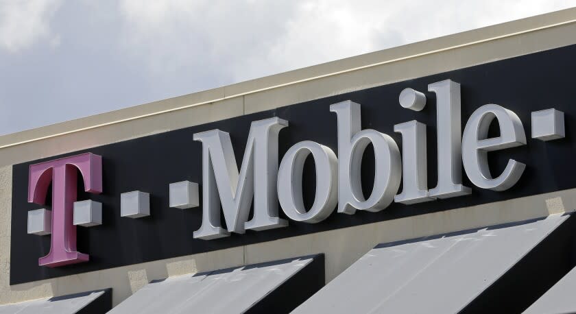 ARCHIVO - Esta foto del 27 de julio del 2017 muestra el logo de T-Mobile en una tienda de la compañía en Hialeah, Florida. (AP Foto/Alan Diaz)