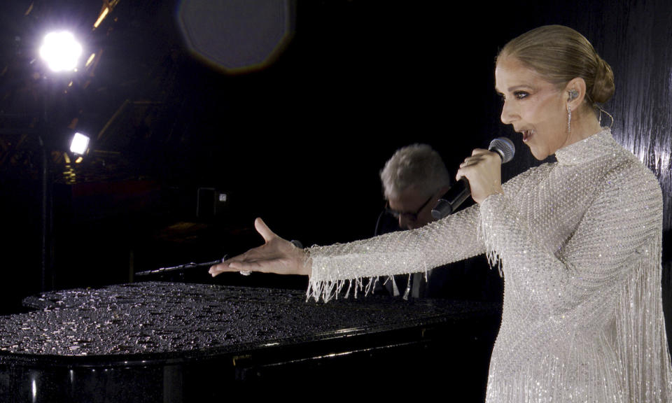 En esta imagen publicada por Olympic Broadcasting Services, la cantante canadiense Celine Dion actuando en la Torre Eiffel durante la ceremonia de apertura de los Juegos Olímpicos de Verano de 2024 en París, Francia, el viernes 26 de julio de 2024. (Olympic Broadcasting Services via AP)