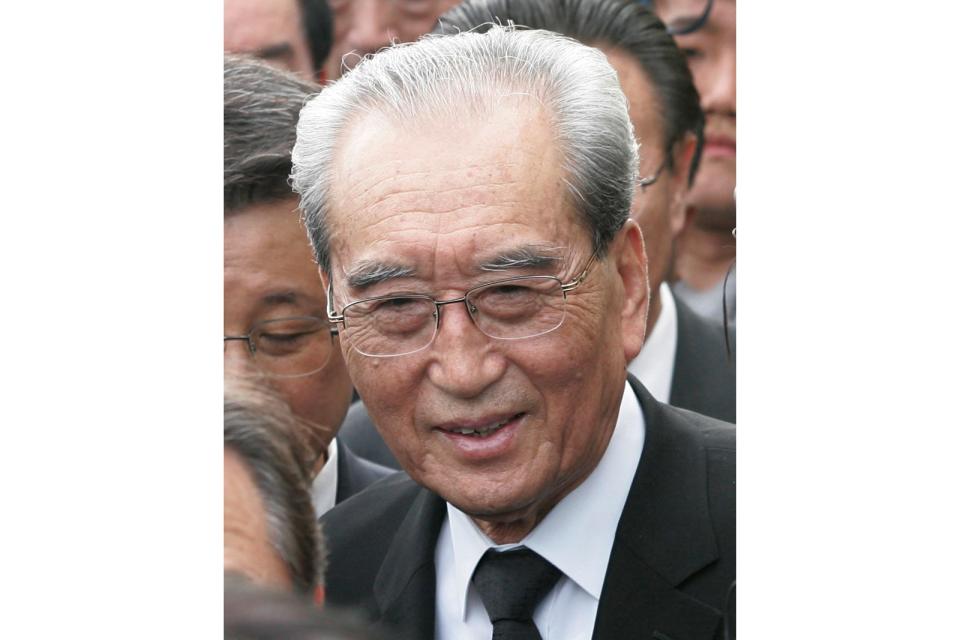 2009年8月21日，北韓時任宣傳部長金己男在南韓國會舉行的追悼儀式上，向南韓故總統金大中致意。美聯社