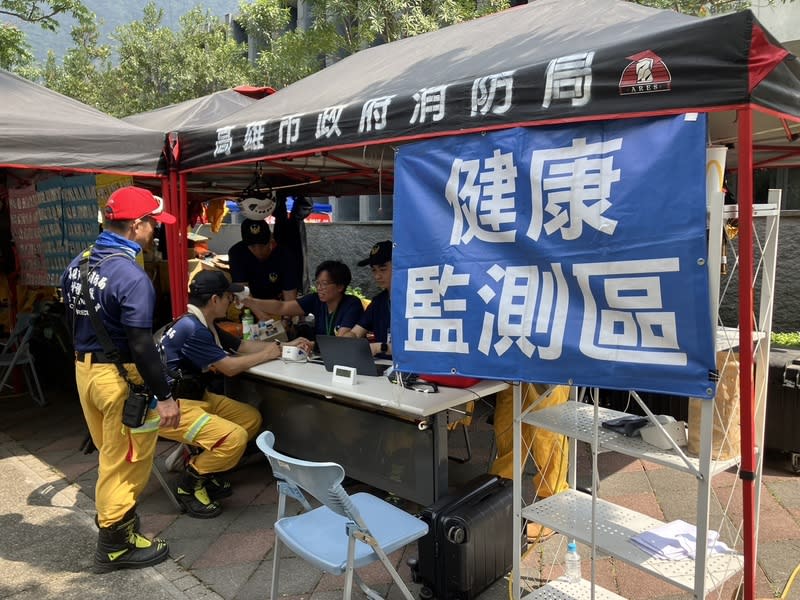 高市特搜隊馳援花蓮  開設行動基地後勤不中斷 花蓮近海3日地震，高雄市特搜隊前往災區馳援，3梯 次特搜編組人員共計65人4犬，交通部公路局東區養 護工程分局太魯閣工務段在附近設立行動基地BoO， 作為指揮中心、裝備器材及物資管理據點。 （高雄市消防局提供） 中央社記者洪學廣傳真  113年4月4日 