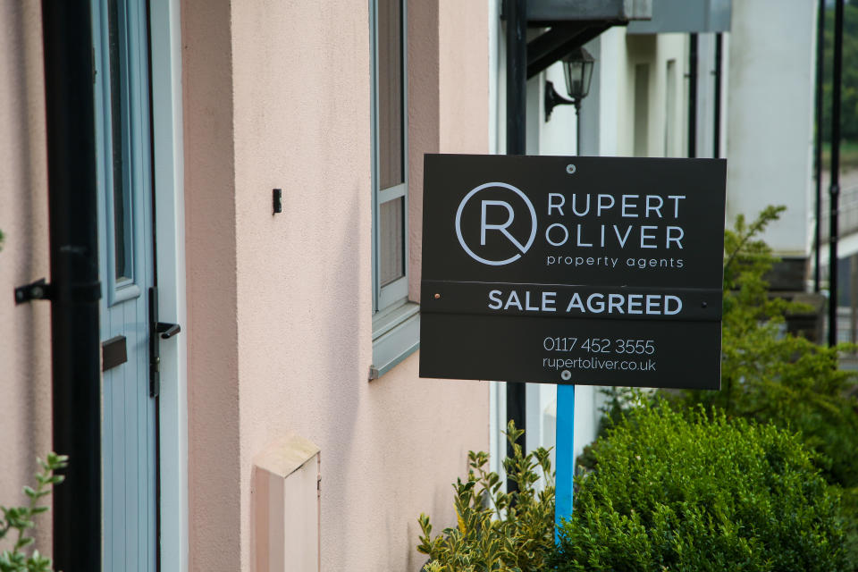 BRISTOL, UNITED KINGDOM - 2021/08/15: A Sale Agreed estate agent board sign erected outside a property in in Bristol. According to property site Rightmove, UK house prices fell in August as demand drops for bigger homes after the government changed its stamp duty tax break for buyers. (Photo by Dinendra Haria/SOPA Images/LightRocket via Getty Images)