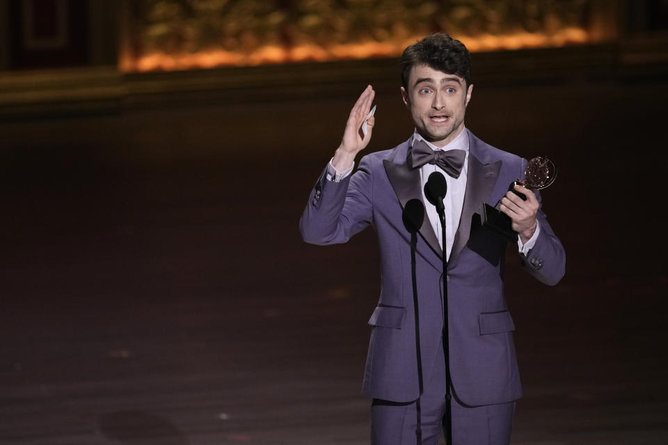 Daniel Radcliffe recibe el premio al mejor actor de reparto en un musical por "Merrily We Roll Along" en la 77a entrega de los Premios Tony el domingo 16 de junio de 2024 en Nueva York. (Foto Charles Sykes/Invision/AP)
