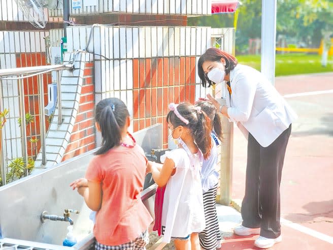 雲林縣長張麗善（右一）9日檢視幼兒園防疫流程，她建議所有幼兒園應讓小朋友先洗手再入園。（周麗蘭攝）