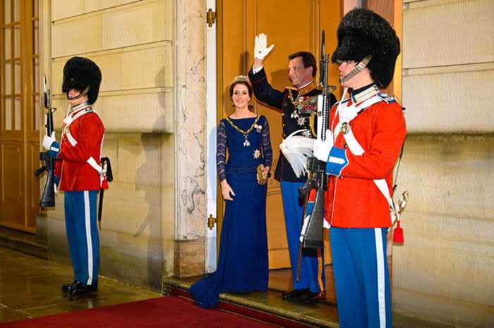 Joaquín y Marie de Dinamarca saludan a las puertas del palacio