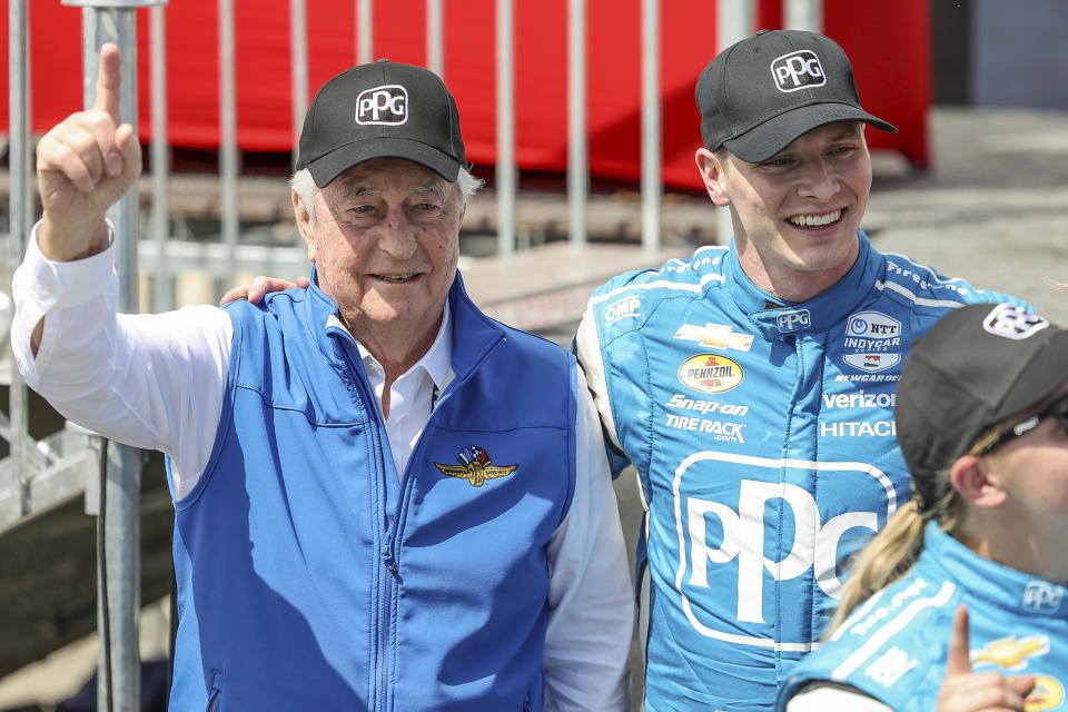 ARCHIVO - Foto del 10 de marzo del 2024, el piloto de Penske, Josef Newgarden celebra con el dueño del equipo Roger Penske tras ganar el Gran Premio de St. Petersburg. El martes 7 de mayo del 2024 Penske confirma cuatro suspensiones tras la indagatoria interna tras el escándalo por trampa en el equipo. (AP Foto/Mike Carlson, Archivo)