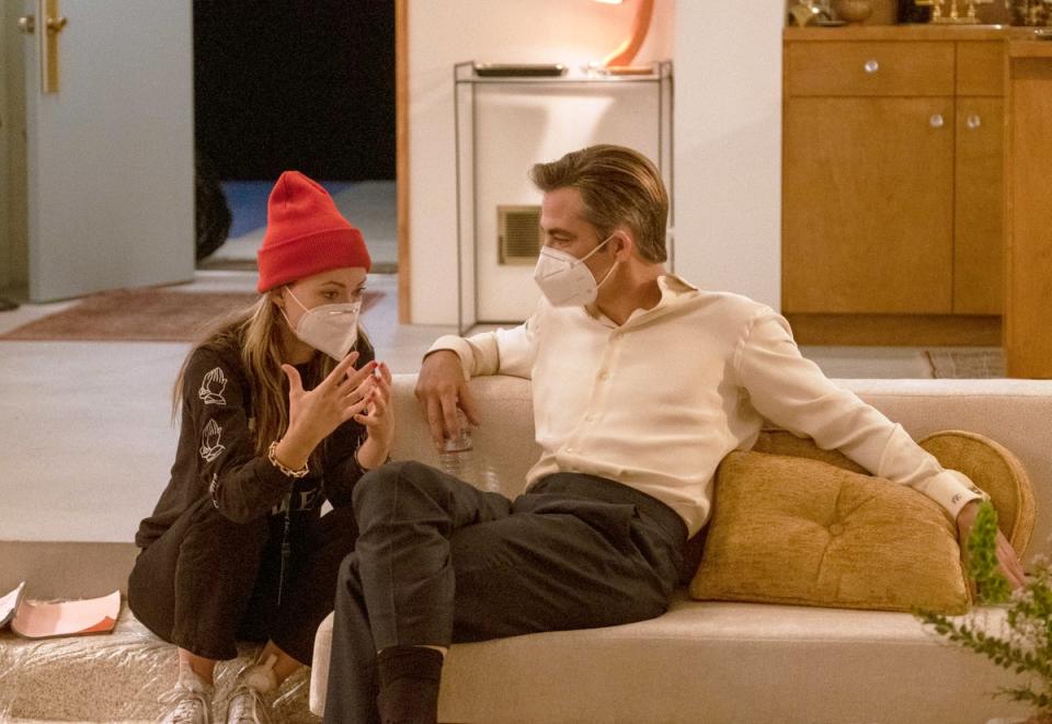 Olivia Wilde on set with Chris Pine (© 2020 Warner Bros. Entertainment Inc. All Rights Reserved)