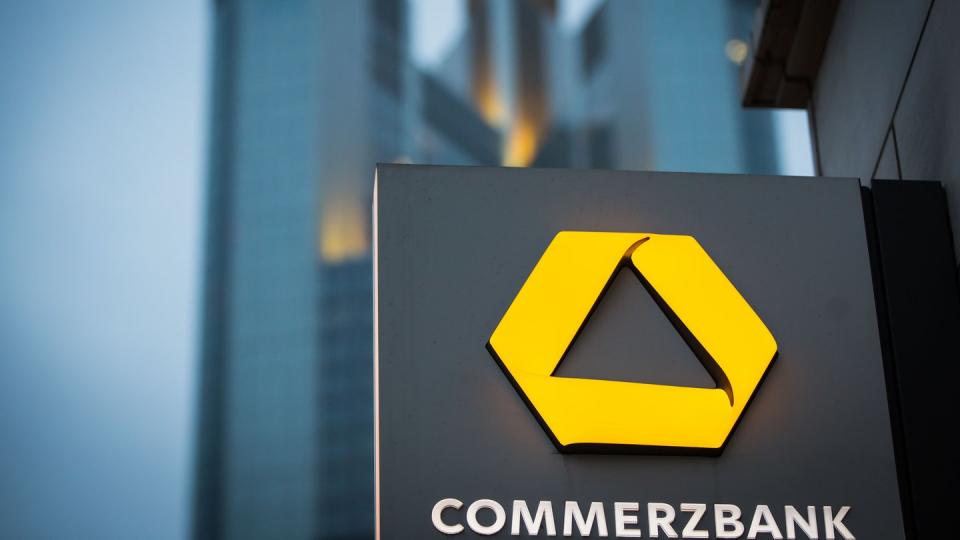 Statt einen entschlossenen Konzernumbau anzugehen, ist die Commerzbank mit der Suche nach Führungskräften beschäftigt.