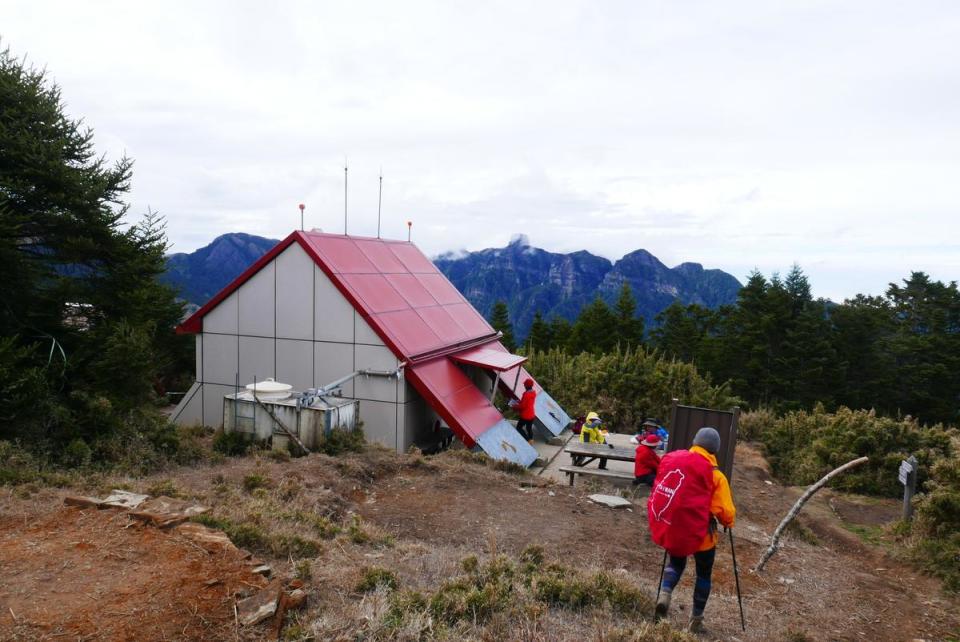 桃山山屋小巧可愛，床位不多，需事先申請。