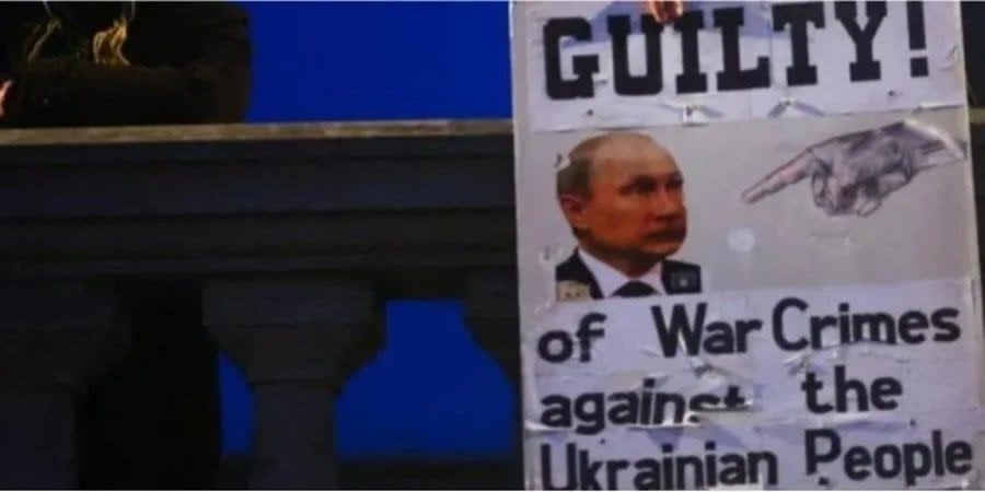 Чоловік тримає плакат під час демонстрації на підтримку України на Трафальгарській площі у Лондоні, 9 березня 2022 року
