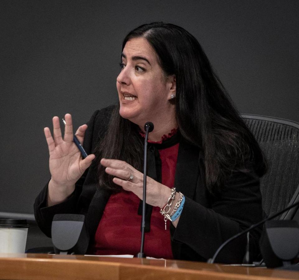 La abogada municipal de Miami, Victoria Méndez, habla durante una reunión de la Comisión de la Ciudad de Miami el 12 de enero de 2023.