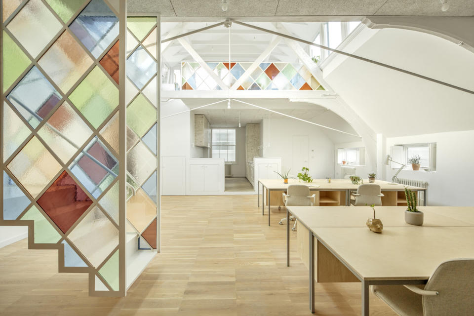 <p>El estudio de los arquitectos Tom Surman y Percy Weston convirtió una iglesia victoriana del siglo XIX del municipio de Islington, en Londres, en un espacio de co-working. El centro, que también puede transformarse en una vivienda, abrió sus puertas este mismo 2018. Su proyecto se llama Replica House Studios. (Foto: Surman Weston). </p>