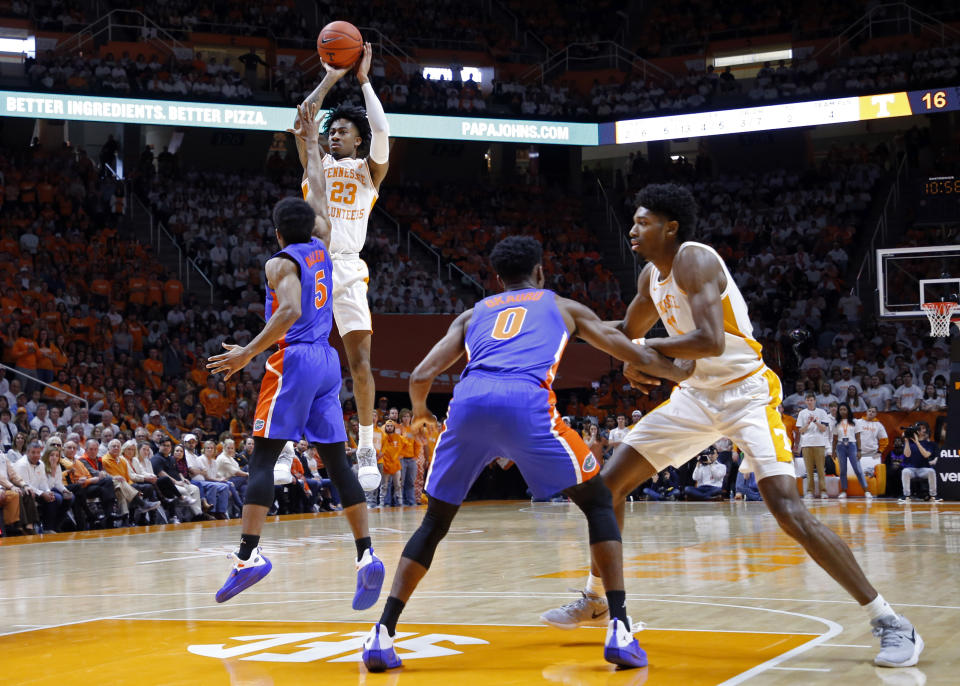 Tennessee guard Jordan Bowden (23) shoots over Florida guard KeVaughn Allen (5) during the first half of an NCAA college basketball game, Saturday, Feb. 9, 2019, in Knoxville, Tenn. (AP photo/Wade Payne)